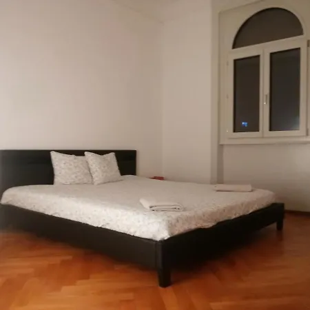 Private In Shared Flat Homestay *